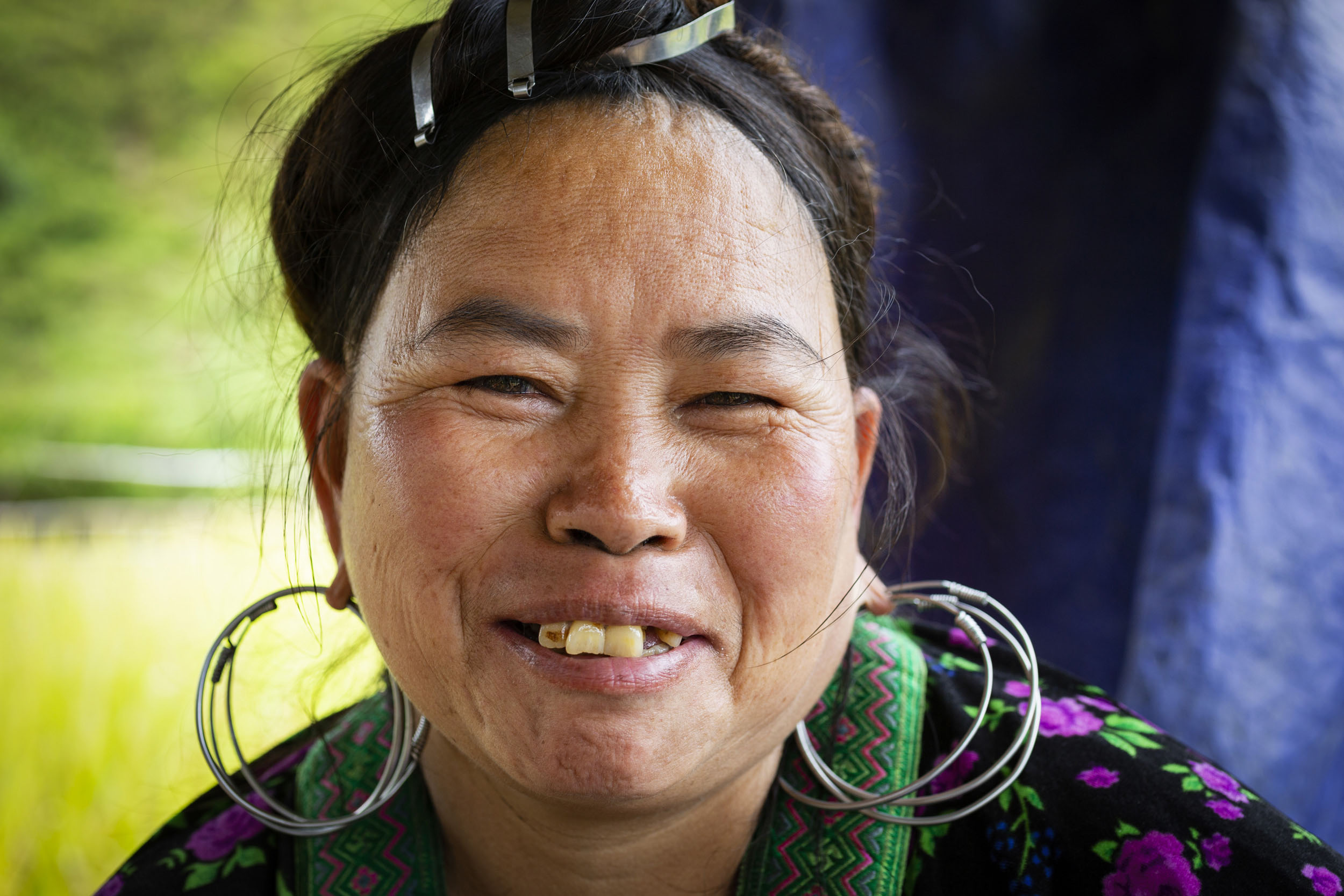 Portrait en gros plan d'une villageoise en pause déjeuner dans les rizières de la région de Sa Pa pendant la récolte. Photo de portrait réalisée lors d'un voyage au Vietnam.
