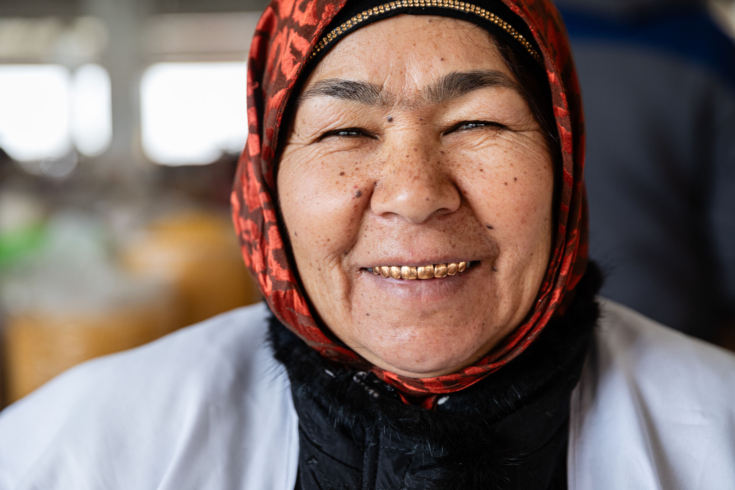 Portrait en gros plan d'une vendeuse sur un marché réalisé lors d'un voyage en Ouzbékistan.