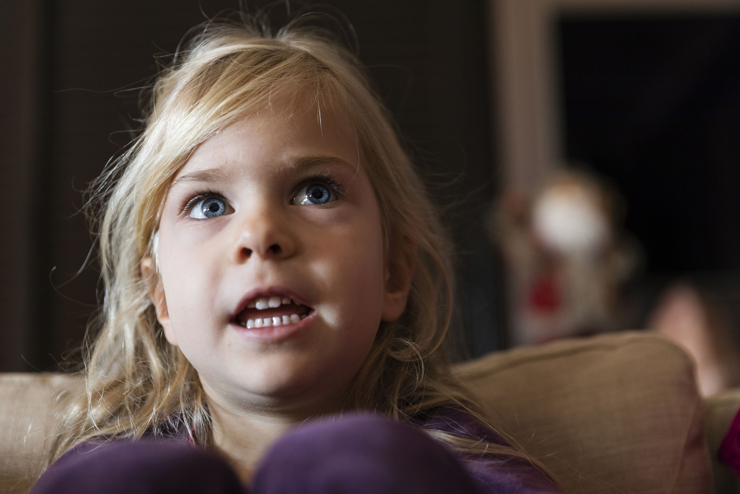 Portrait d'une enfant aux yeux captivés. Photo de portrait d'enfant réalisée pour la banque d'images Plainpicture.
