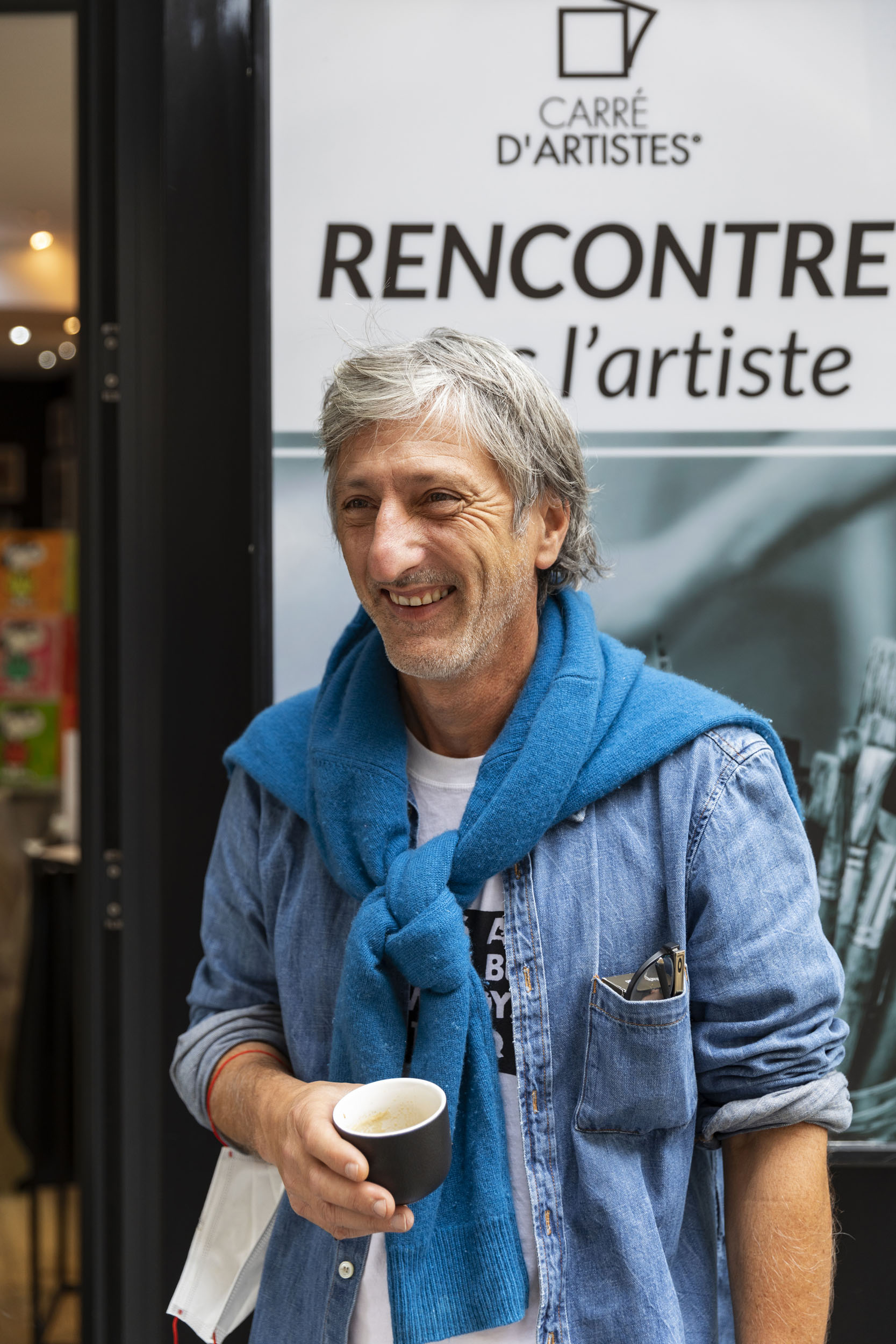 Portrait de l'artiste peintre Kikayou lors d'un vernissage rencontre dans une galerie Carré d'artistes® à Paris.