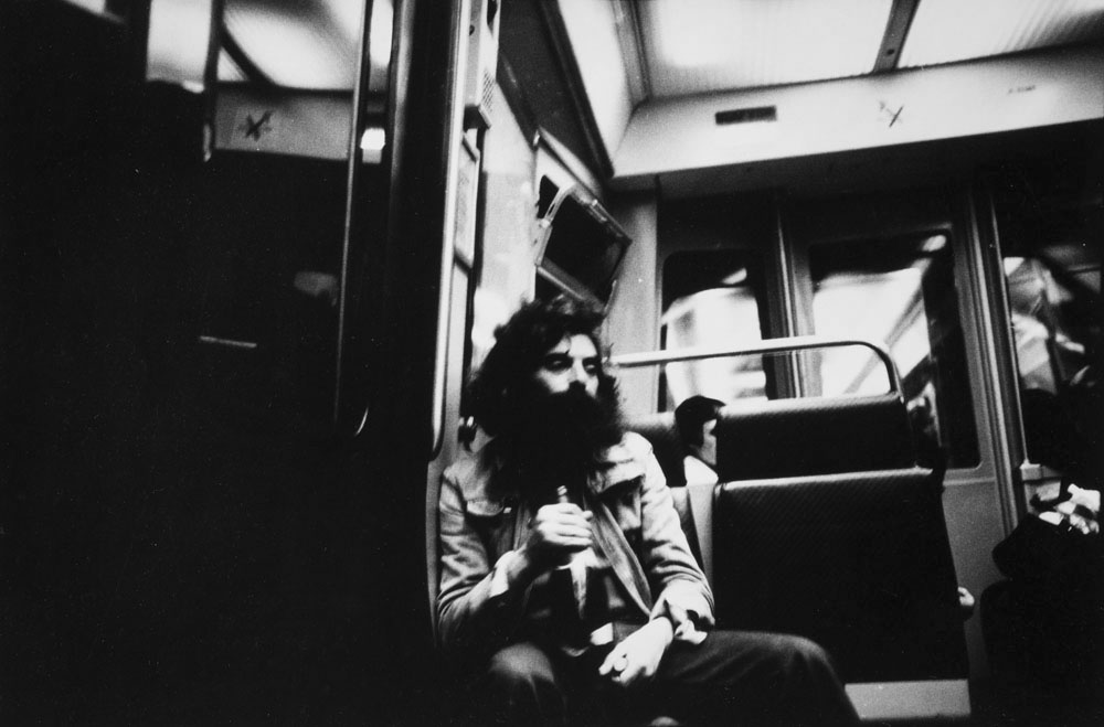Portrait  en noir et blanc d'un clochard dans une rame du métro parisien. Film argentique. Tirage vintage.