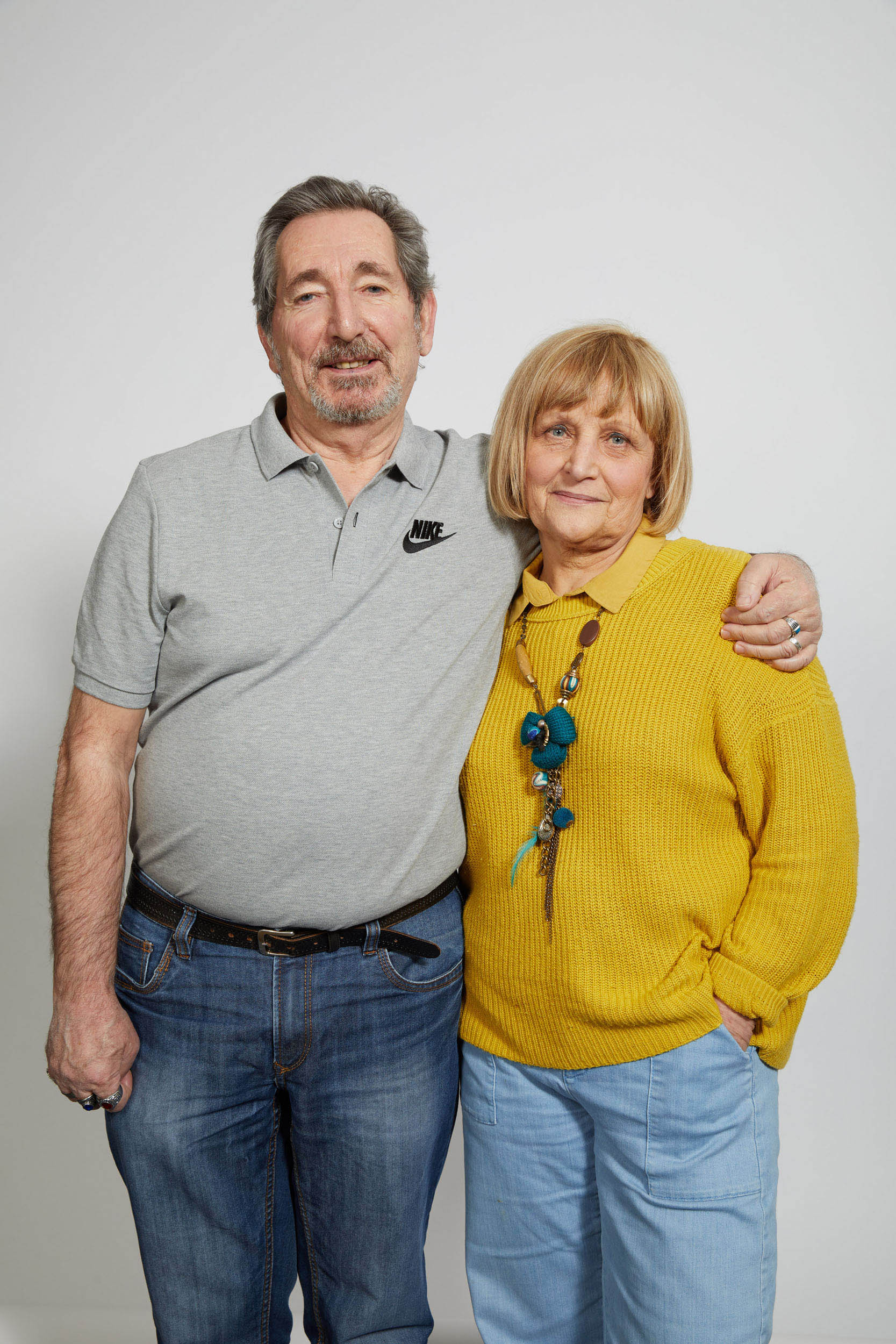 Portrait d'un couple en plan américain réalisé en studio mobile sur fond blanc. Photo de portrait commandée par la banque Crédit Mutuel.
