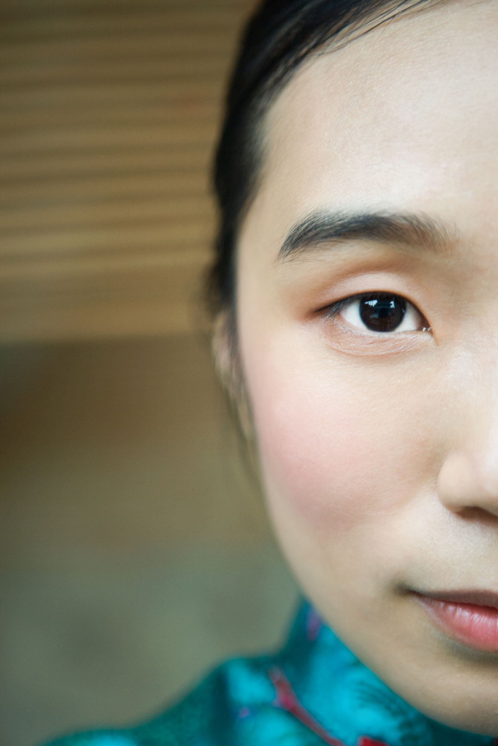 Portrait artistique d'un demi visage d'une femme asiatique. Photo de portrait en très gros plan réalisé en lumière naturelle.