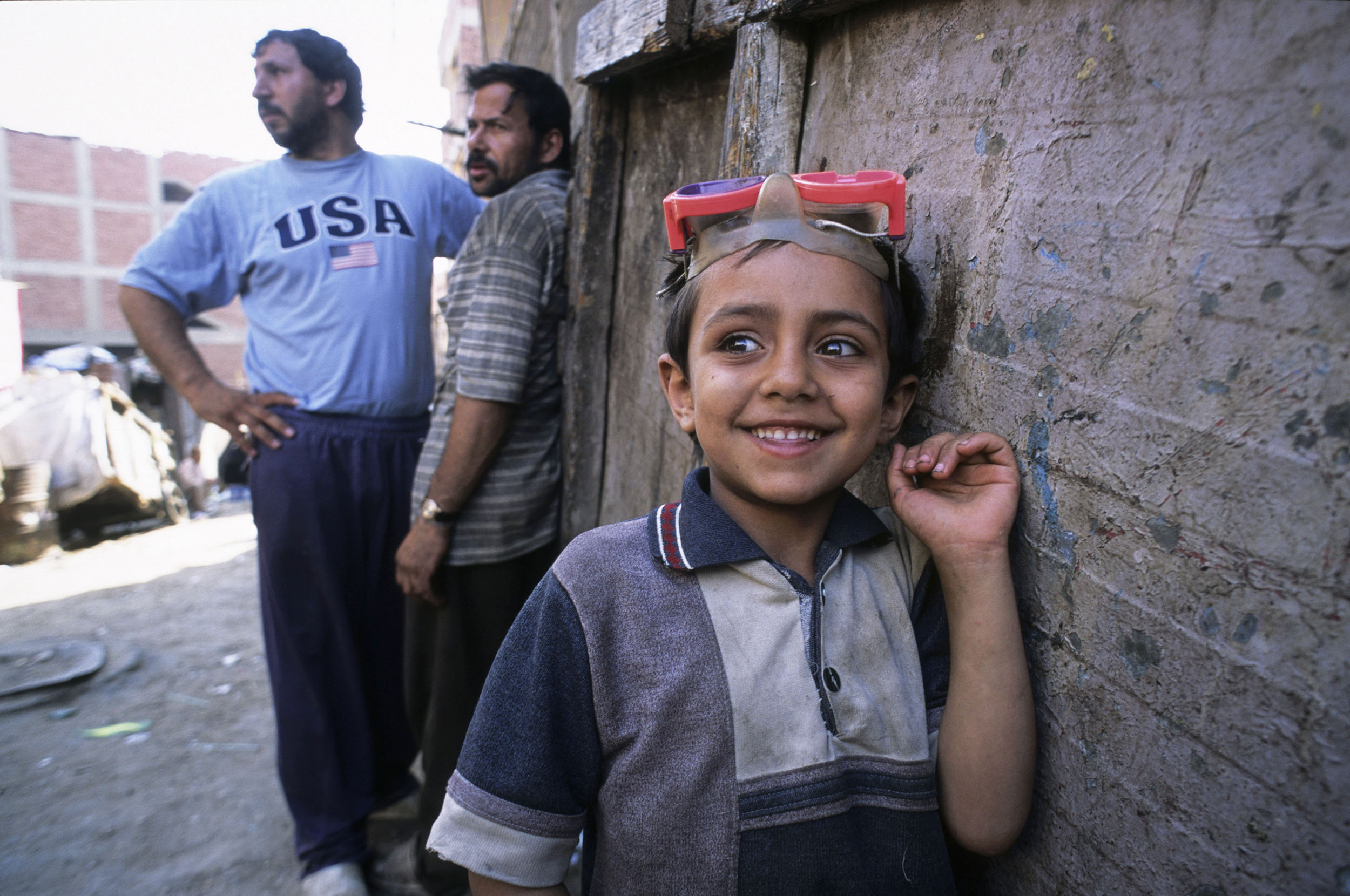 Photographie de portrait d'un enfant chiffonnier du Caire en Égypte parue en couverture du livre « Zabbalines, nos frères Sœur Emmanuelle ».
Photo de portrait réalisée au Caire dans le quartier du  Mokattam.
