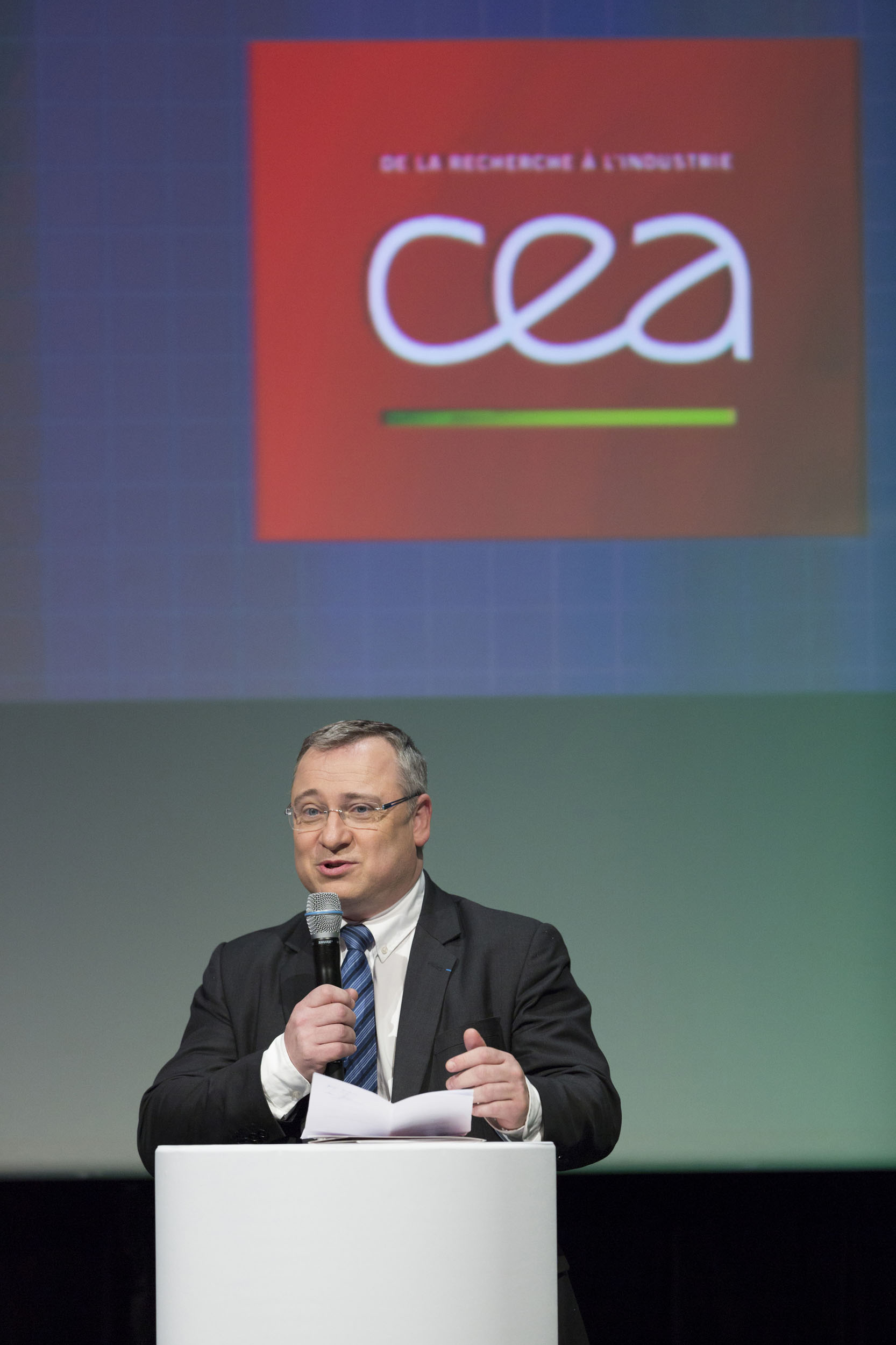 Portrait d'un directeur pendant son discours au pupitre lors d'une convention d'entreprise à Paris. Client : CEA