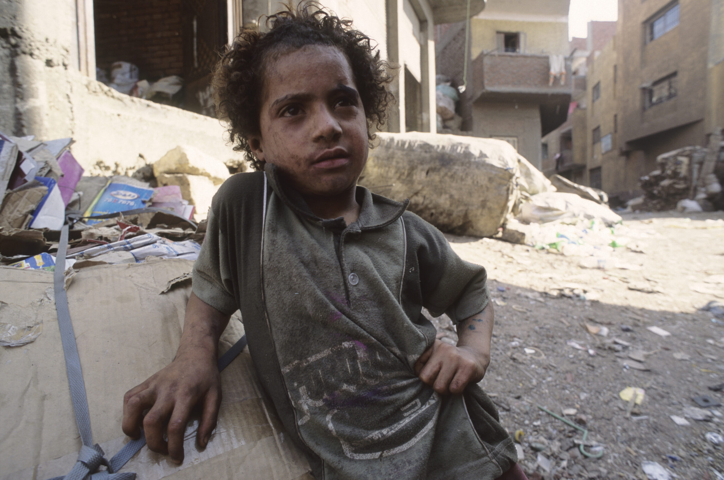 Portrait d'une enfant chiffonnier dans la rue, quartier du Mokattam au Caire.