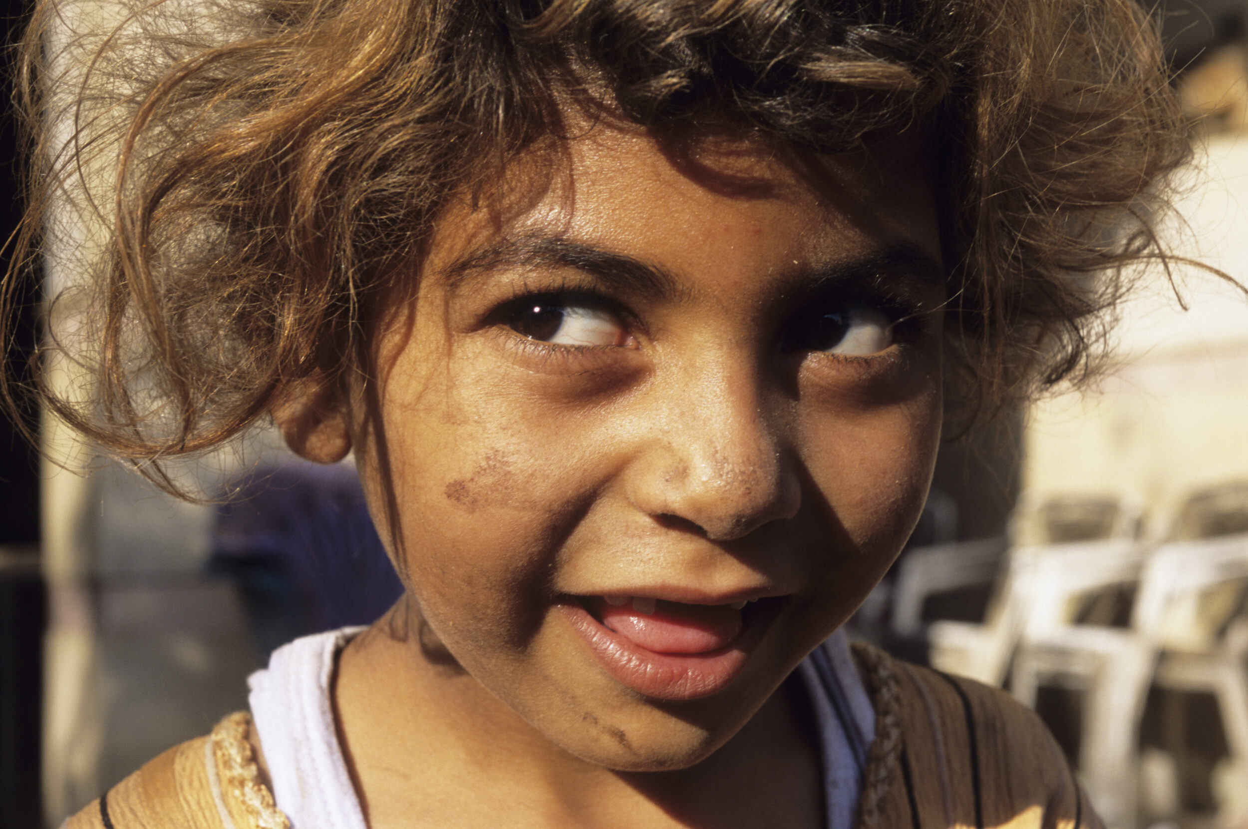 Portrait d'une enfant chiffonnière dans les rue du quartier du Mokattam au Caire.