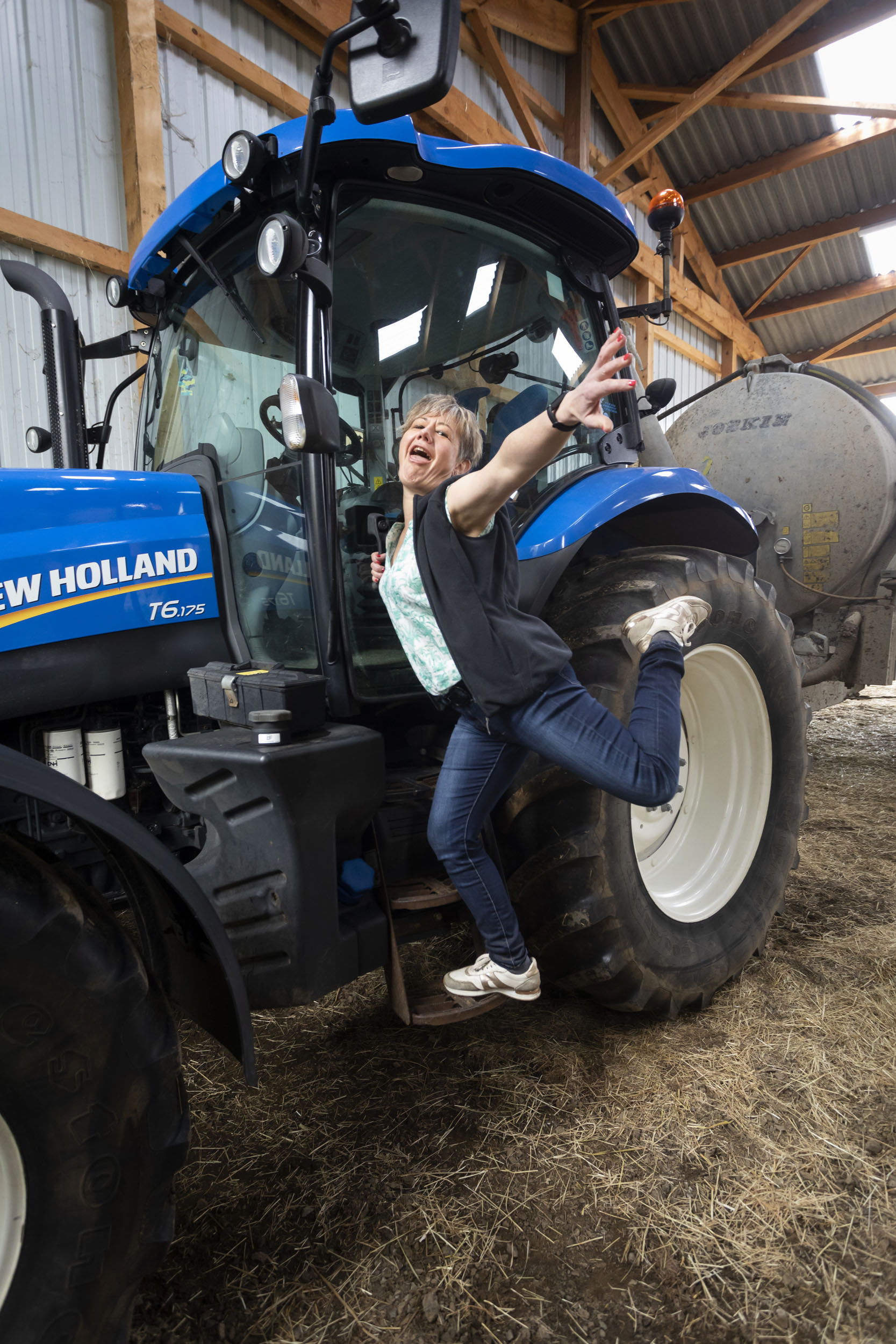 Portrait de vie d'une femme heureuse devant son tracteur qui prends plaisir à le conduire. Client : Cerfrance