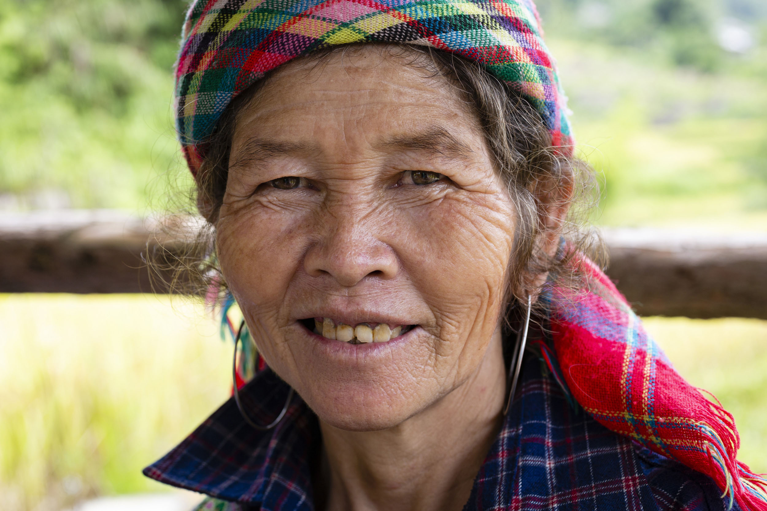 Portrait en gros plan d'une Vietnamienne dans les rizières de la région de Sa Pa réalisé lors d'un voyage au Vietnam.