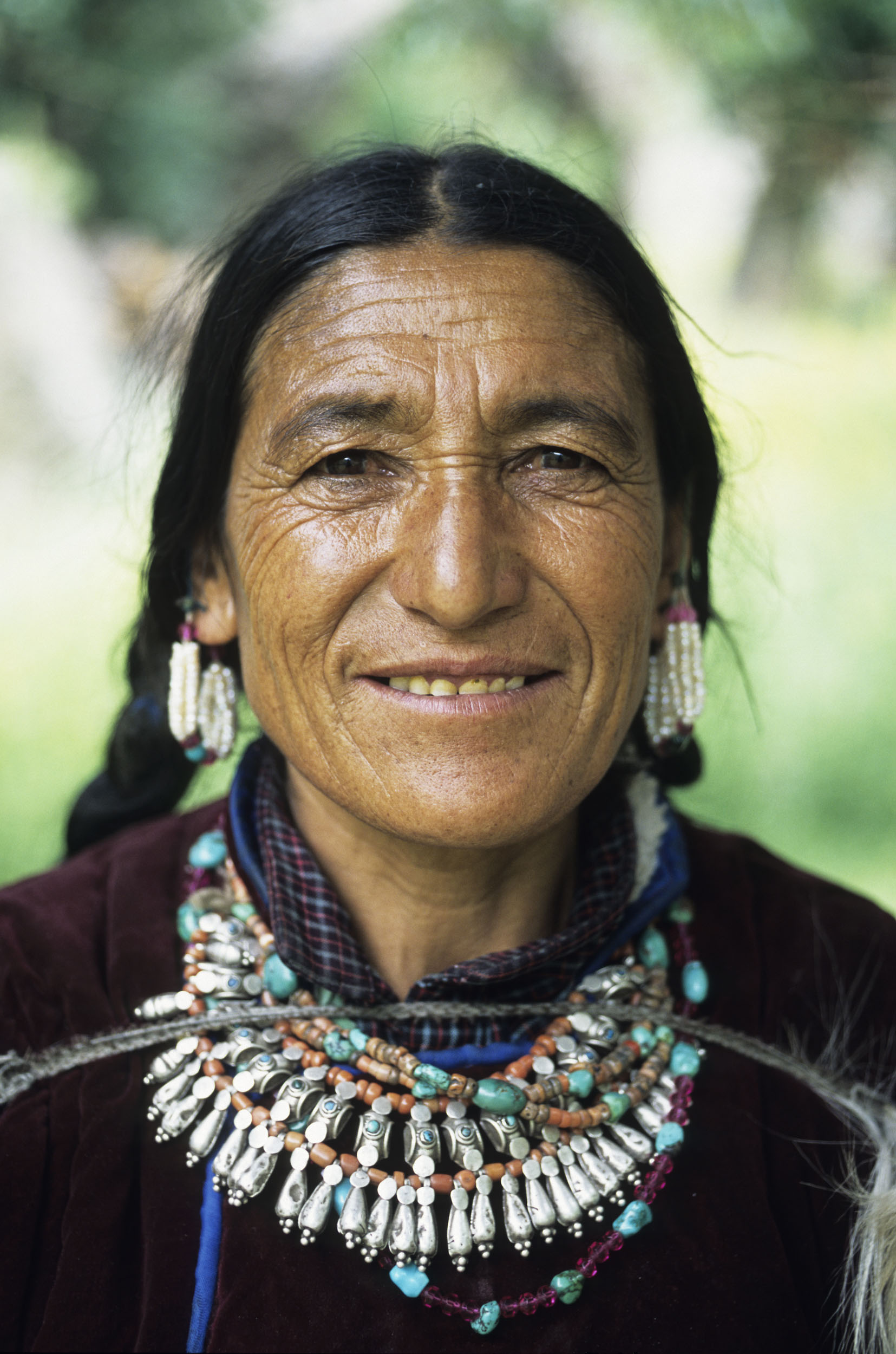 Portrait d'une vieille femme ridée en costume traditionnel lors d'une fête de village au Ladakh, Inde. Photo de portrait en argentique.