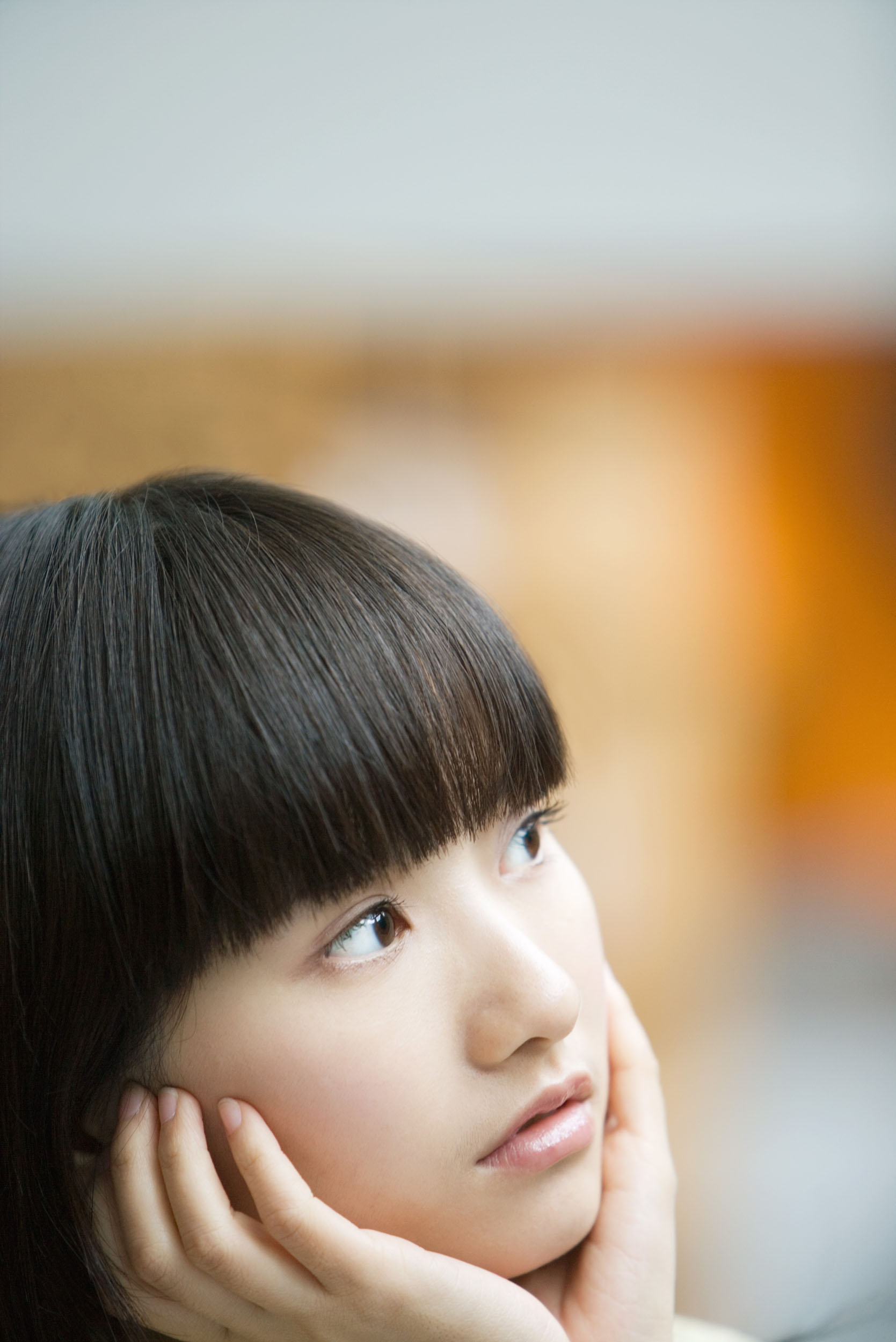 Photo de portrait graphique en lumière naturelle douce d'une jeune femme asiatique.