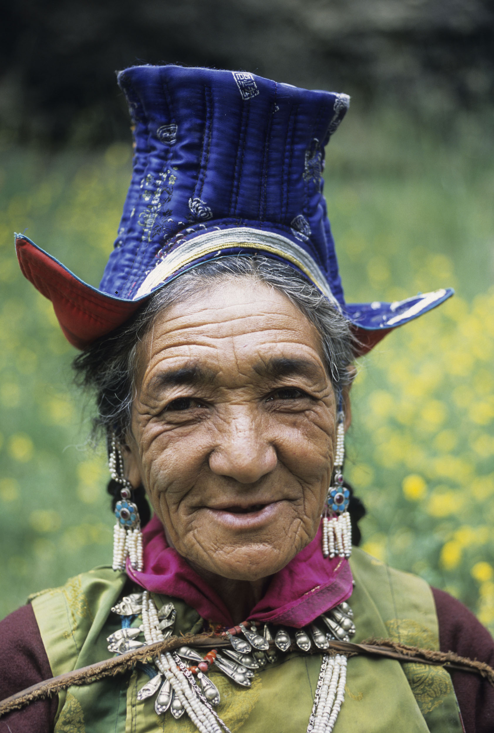 Portrait d'une vieille femme ridée lors d'une fête traditionnelle de village au Ladakh, Inde. 