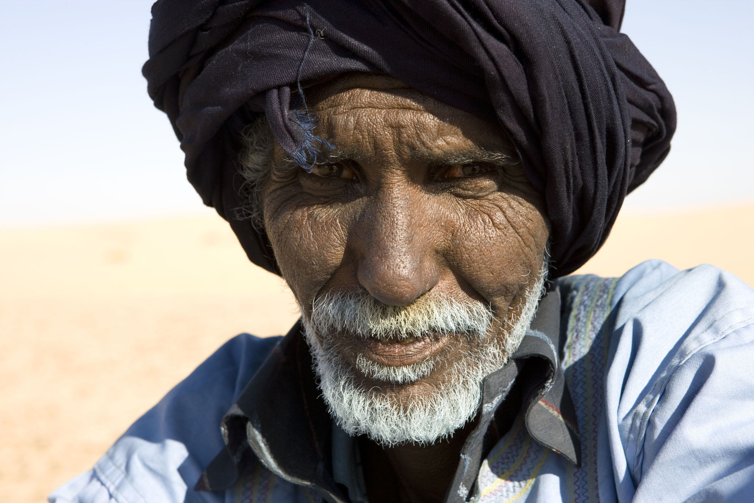 Portrait d'un homme avec son cheich noué sur la tête réalisé lors d'un voyage en Mauritanie. 