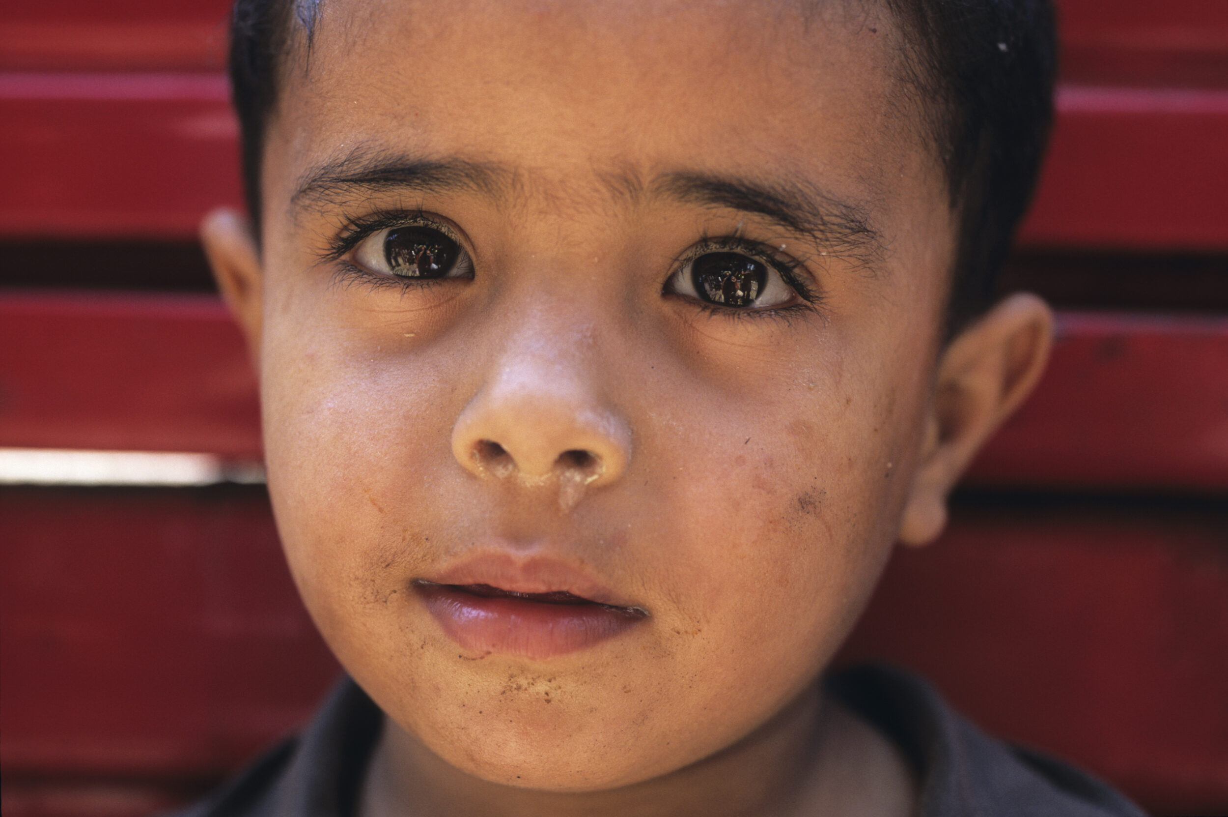 Portrait d'un jeune garçon chiffonnier dans le quartier du Mokattam.