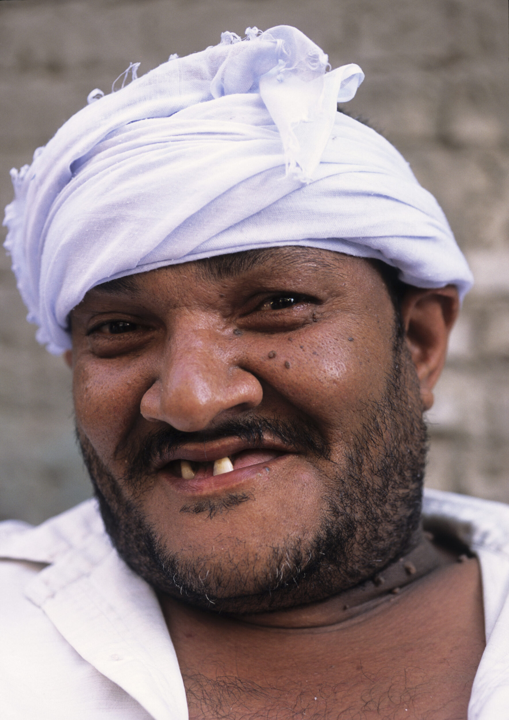 Portrait souriant d'un homme édenté dans le quartier du Mokattam au Caire.