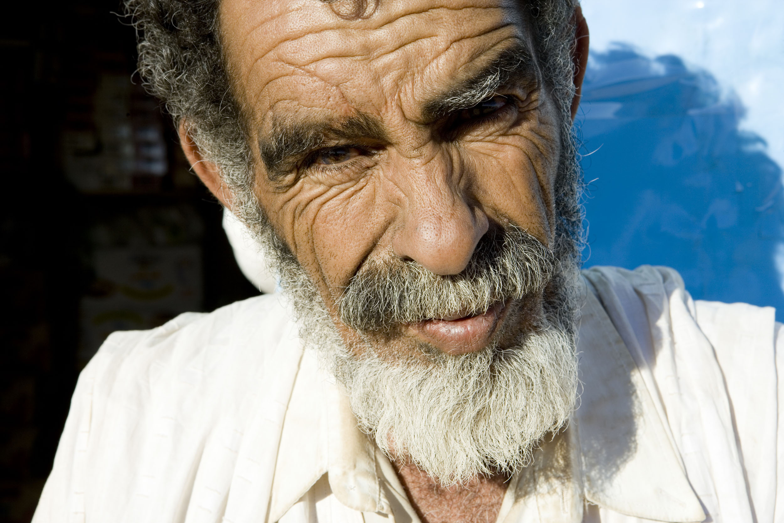 Portrait en gros plan d'un homme devant sa maison réalisé lors d'un voyage en Mauritanie.
