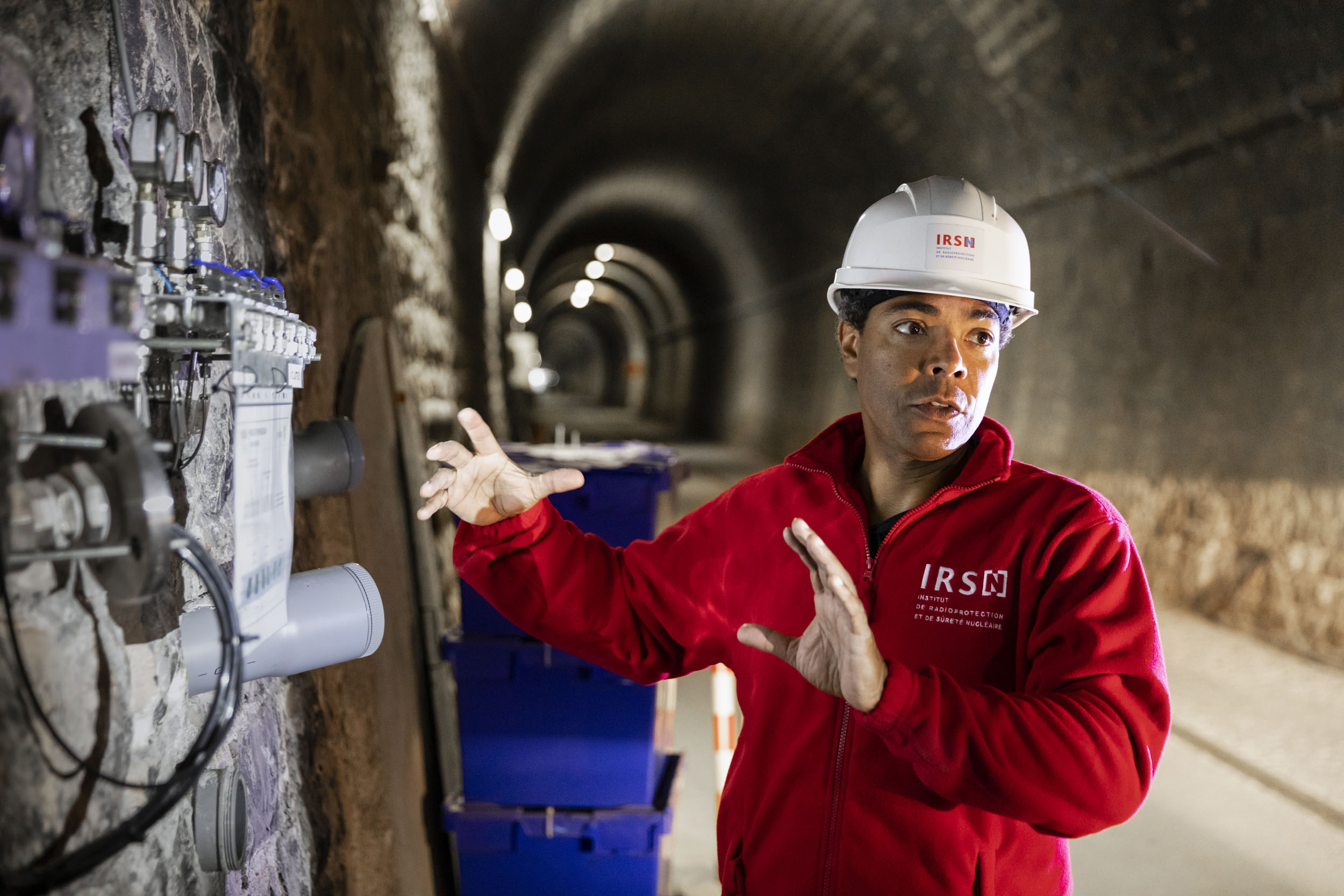 Portrait d'un ingénieur sur le terrain dans  un laboratoire de recherche souterrain. Portrait métier réalisé pour l'IRSN.