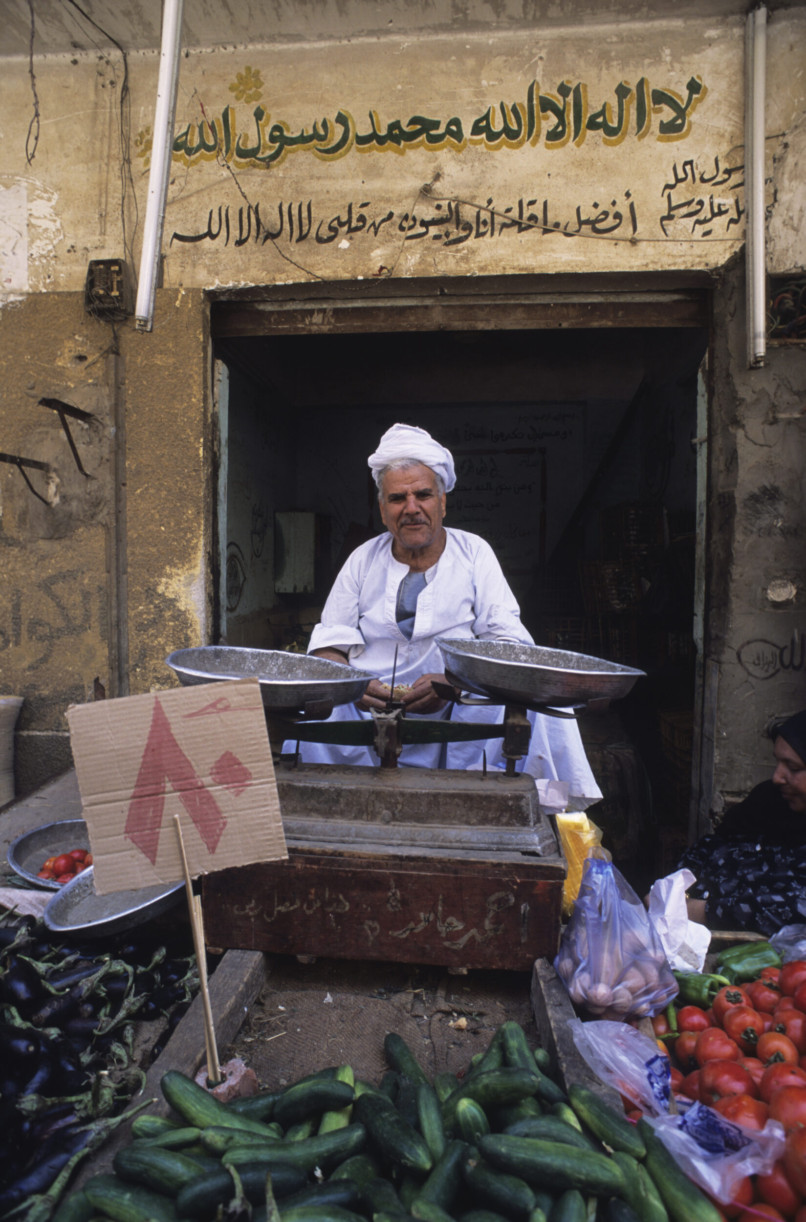 Portrait d'un marchand de légumes assis derrière sa balance, quartier du Mokattam au Caire.