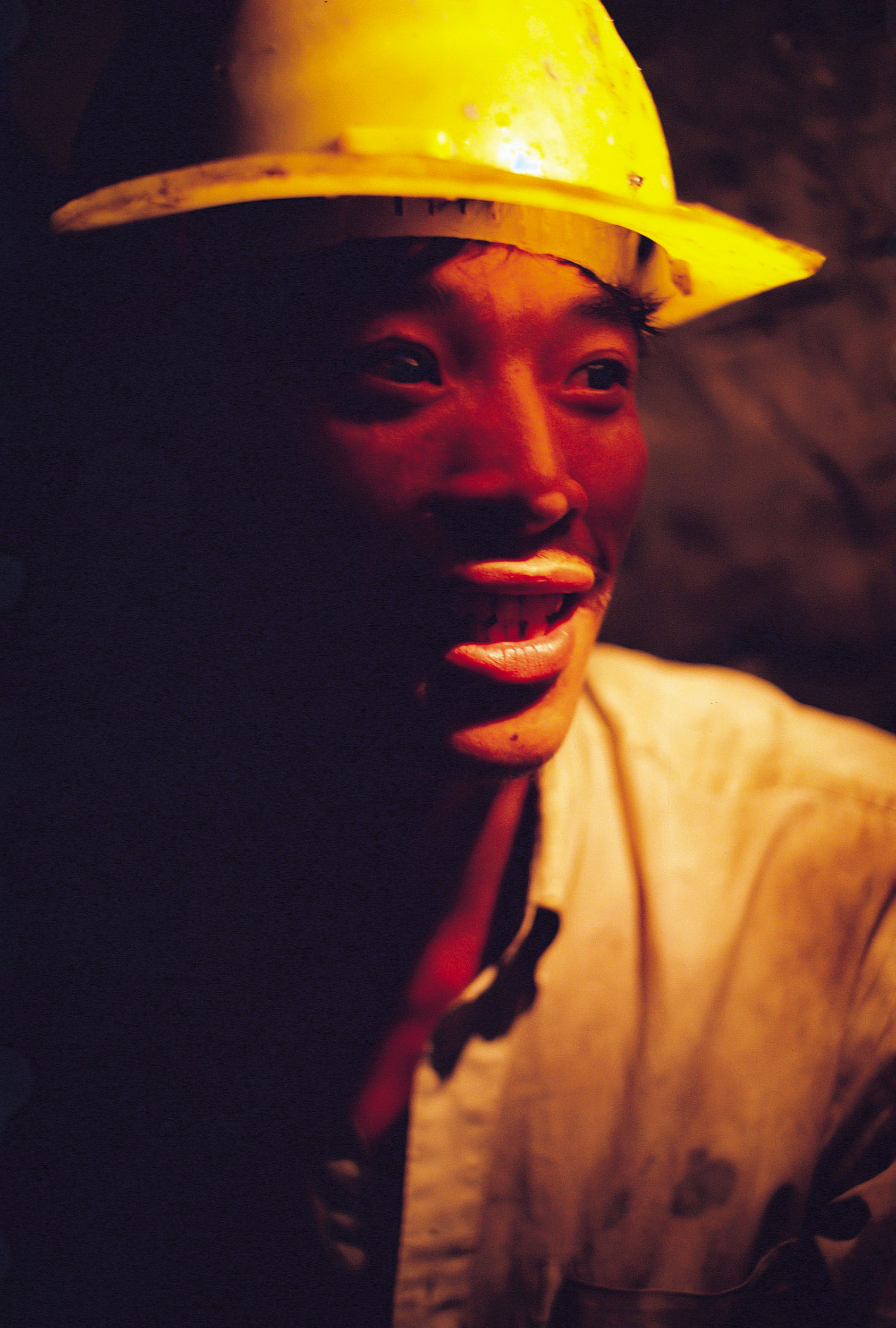 Portrait en lumière ambiante d'un ouvrier au travail sur un chantier souterrain. Photographie de portrait réalisée en République Populaire de Chine pour EDF/CNET.