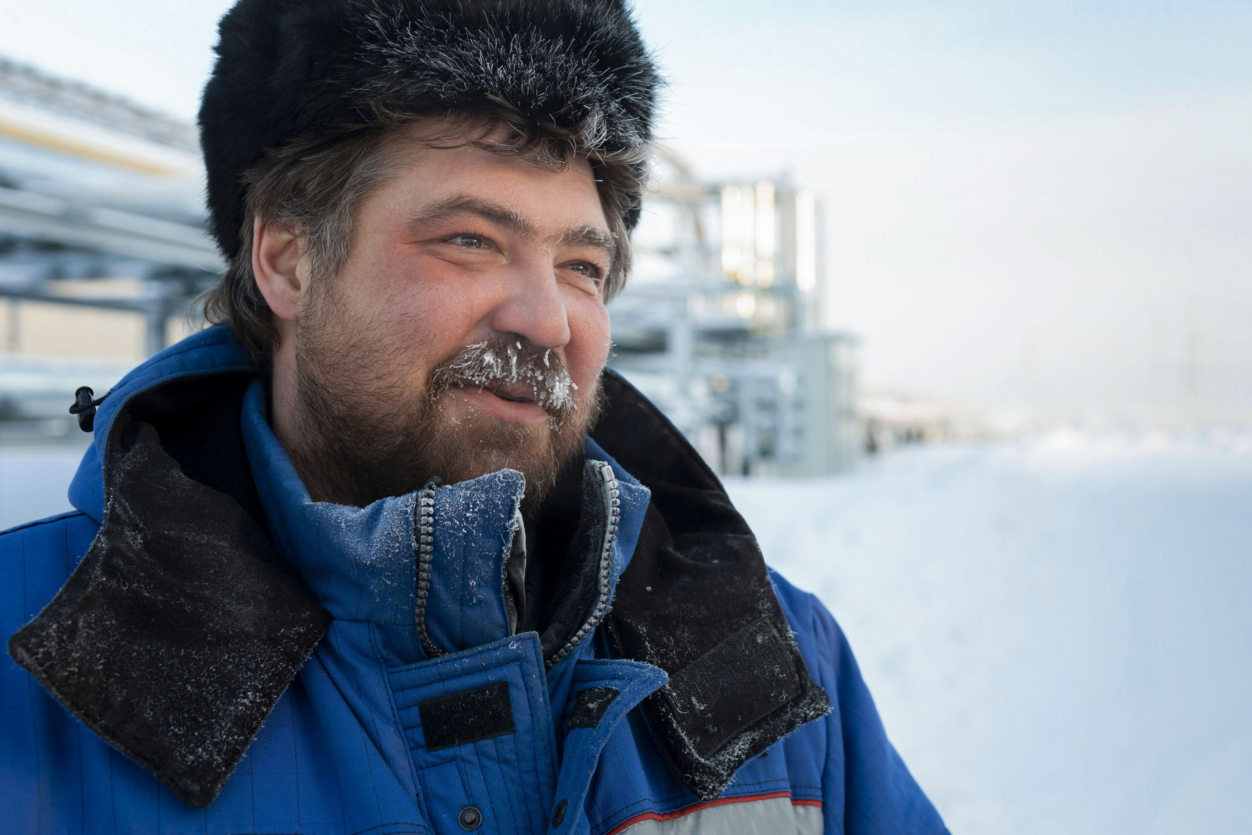 Portrait d'un homme en chapka réalisé lors d'un reportage industriel  pour la groupe Engie en Sibérie sur un site gazier de Gazprom. Il fait -43 degrés !