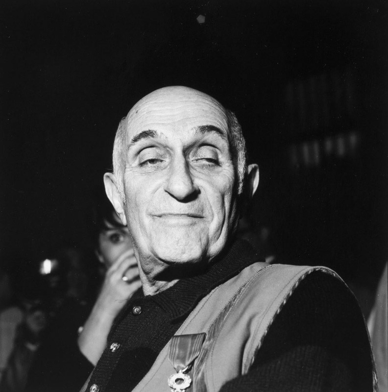 Portrait du photographe Roger Corbeau lors de sa remise de décoration à la Cinémathèque Française à Paris. Film argentique, boitier Hasselblad.