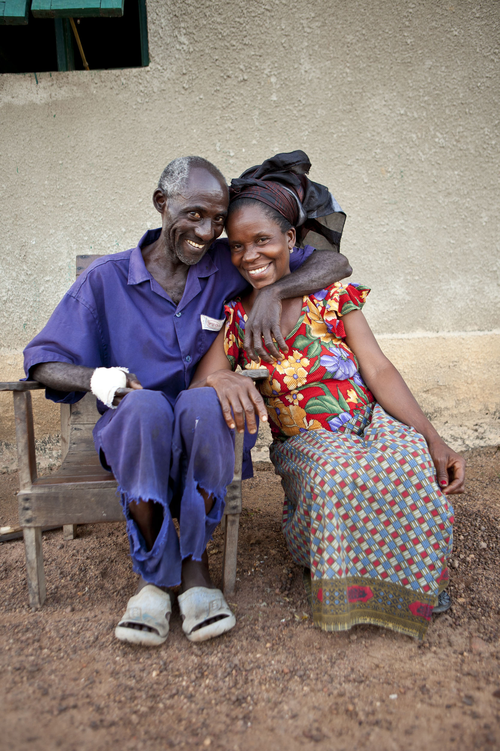 Photo de portrait de la vie quotidienne d'un couple de planteurs de café devant leurs maison en Côte d'Ivoire. Portrait en reportage commandé par la marque  Nescafé® du Groupe Nestlé®.