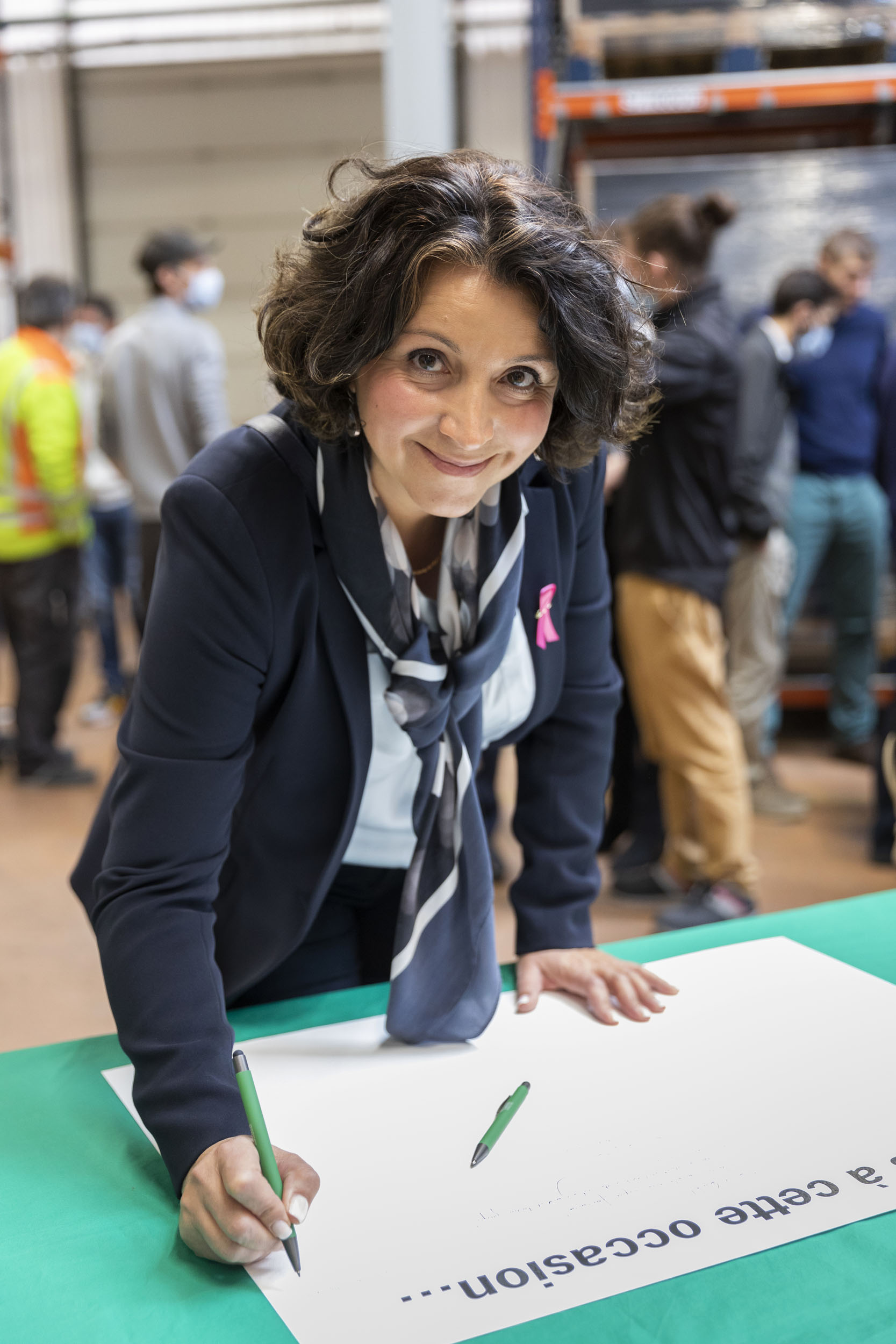 Portrait d'une invitée qui dépose sa signature lors de l'inauguration d'une nouvelle ligne de production industrielle. Client : CAMFIL - Inauguration de la ligne de filtres Opakfil