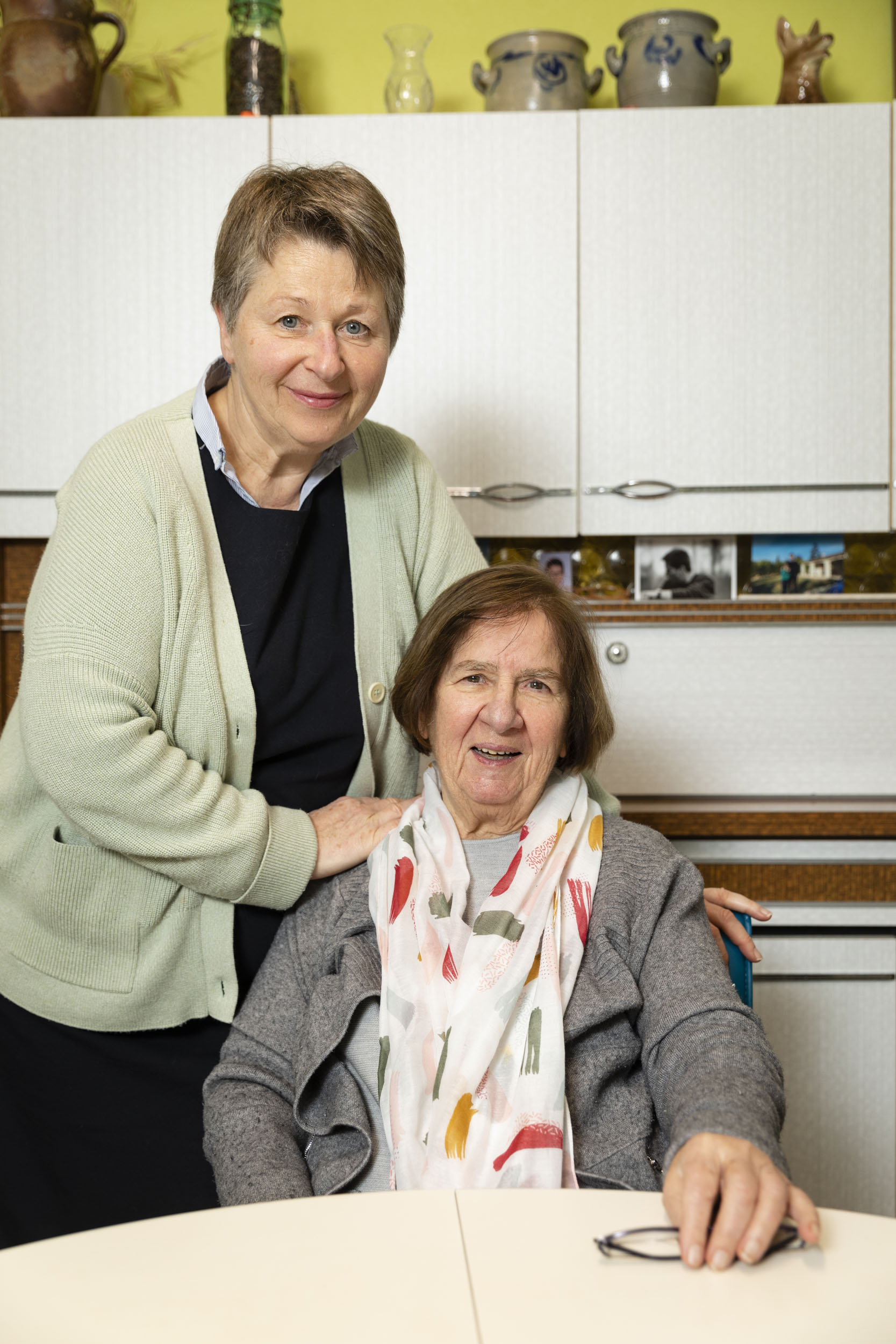 Portrait d'une mère aidée et sa fille aidante à la cuisine au domicile de la mère. Photos de portraits commandées par le Département de la Meuse pour illustrer une campagne de communication sur l'autonomie.