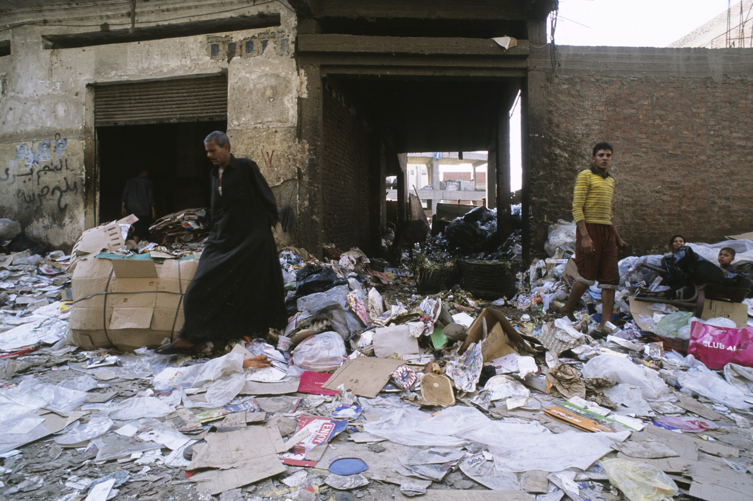 Photo d'une scène de vie quotidienne des Chiffonniers du Caire dans une rue du quartier du Mokattam.