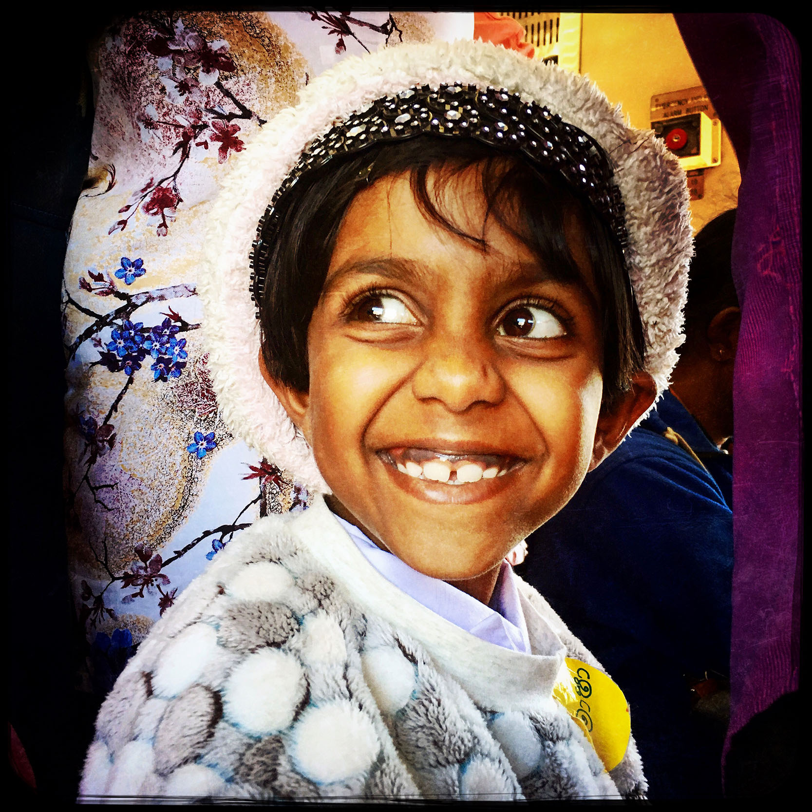 Portrait d'un enfant souriant réalisé à l'aide d'un IPhone dans un train au Sri-Lanka.