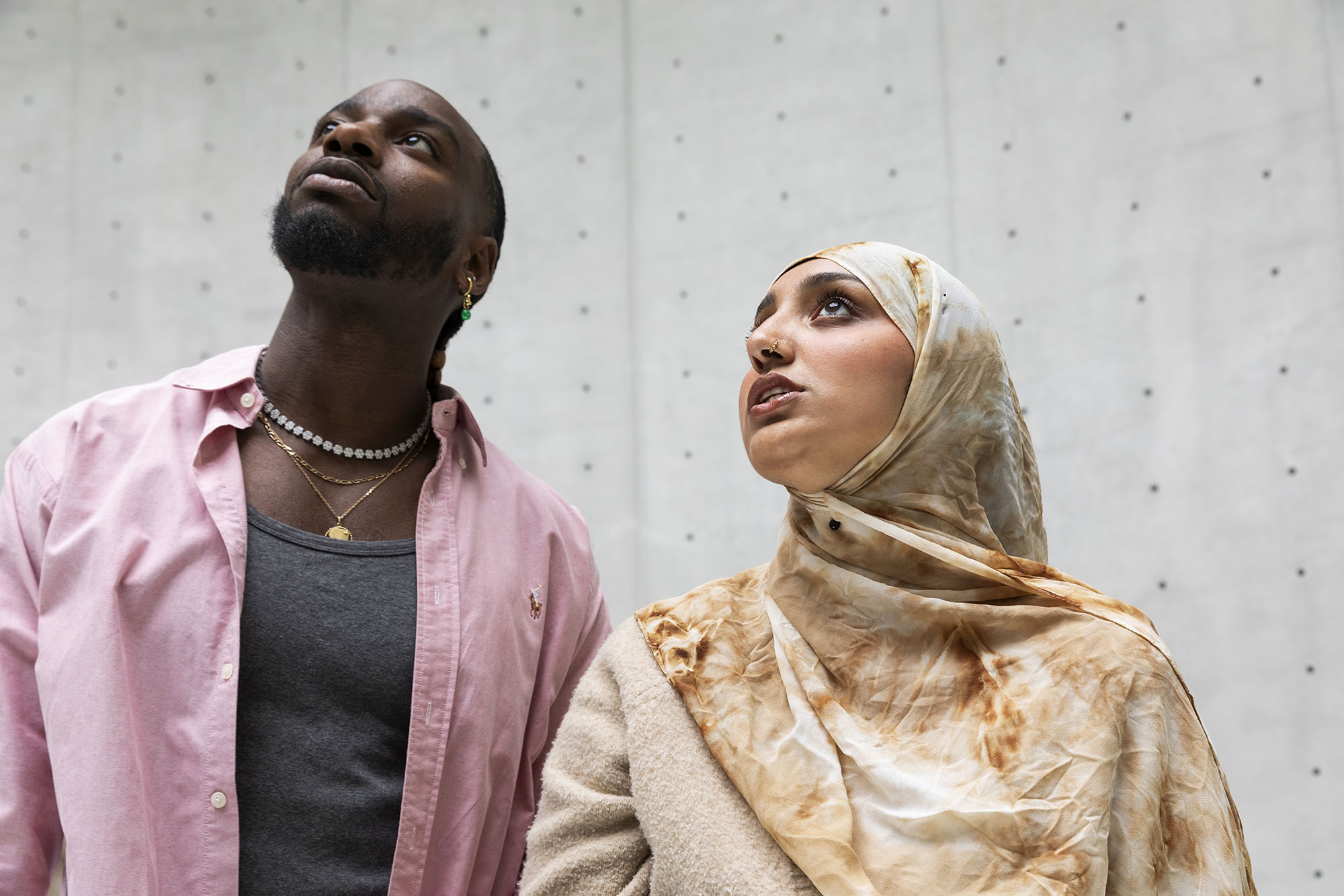 Une femme et un homme regardent dans la même direction à la Bourse du Commerce - Pinault Collection. Reportage réalisé pour le Groupe Kering.