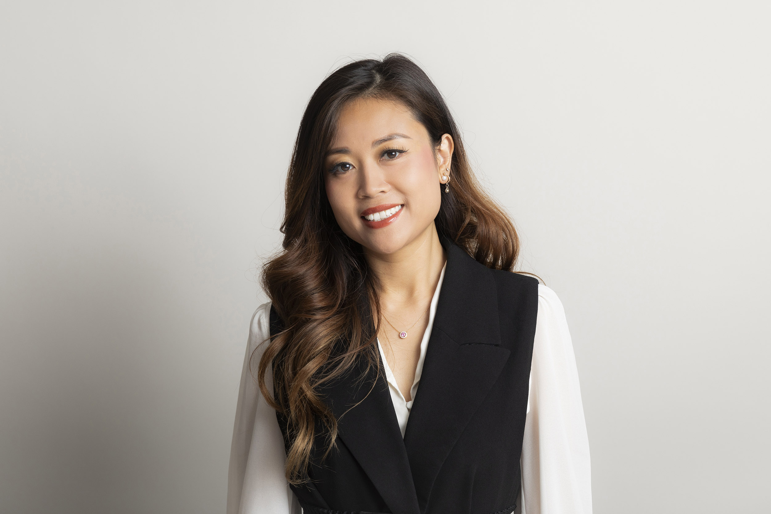 Photo de portrait corporte pro d'une femme asiatique