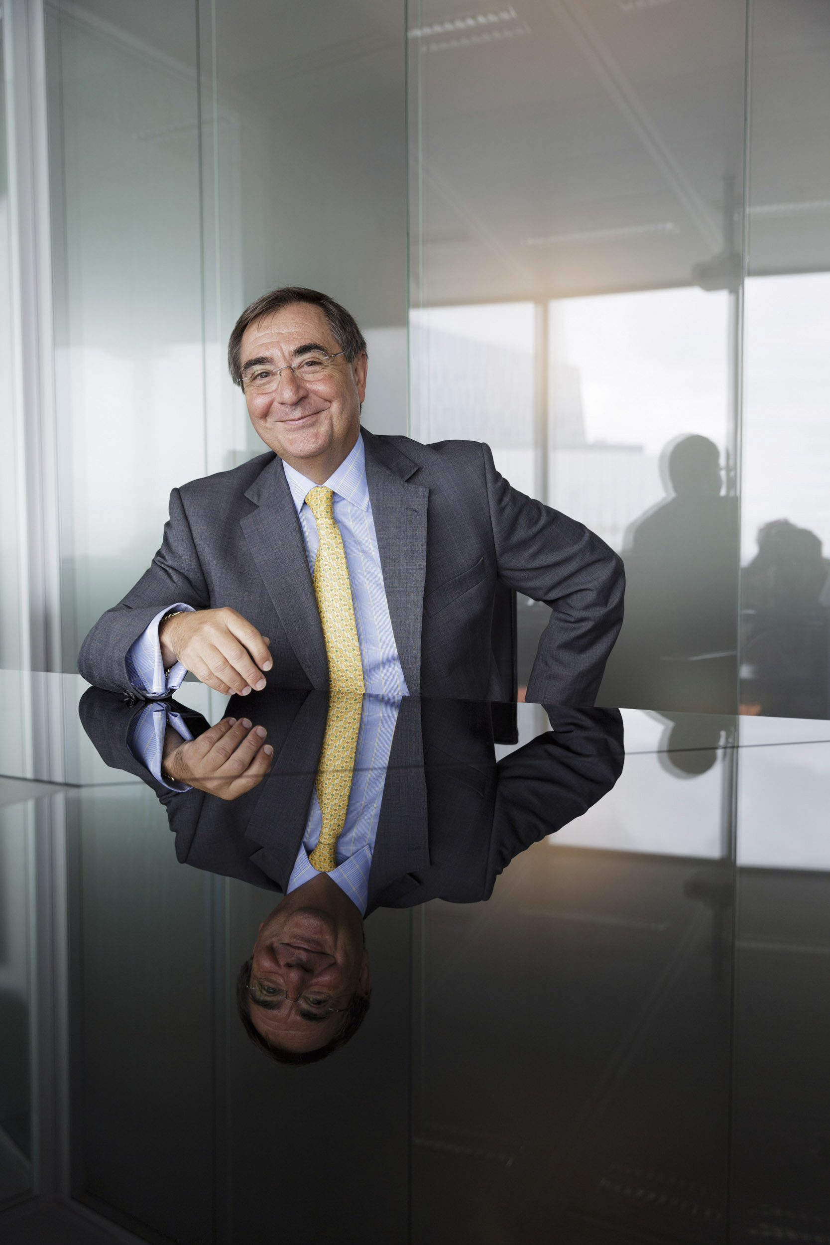 Portrait corporate d'un homme assis au bureau
