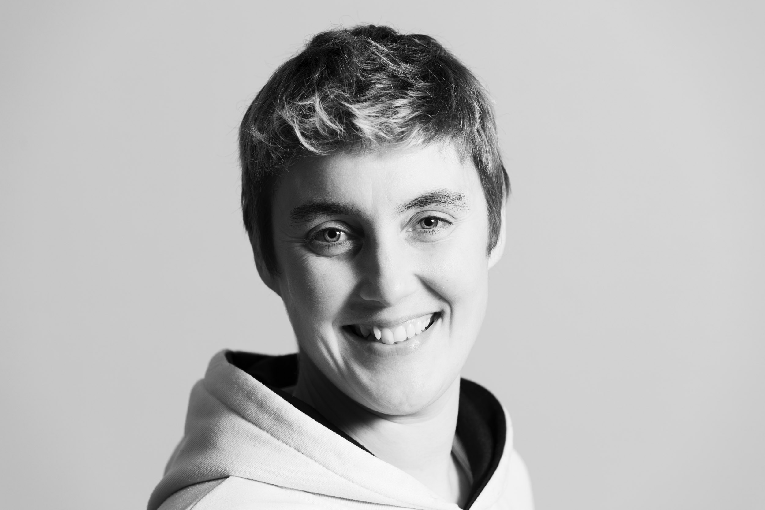 Portrait corporate en noir et blanc d'une femme souriante en studio