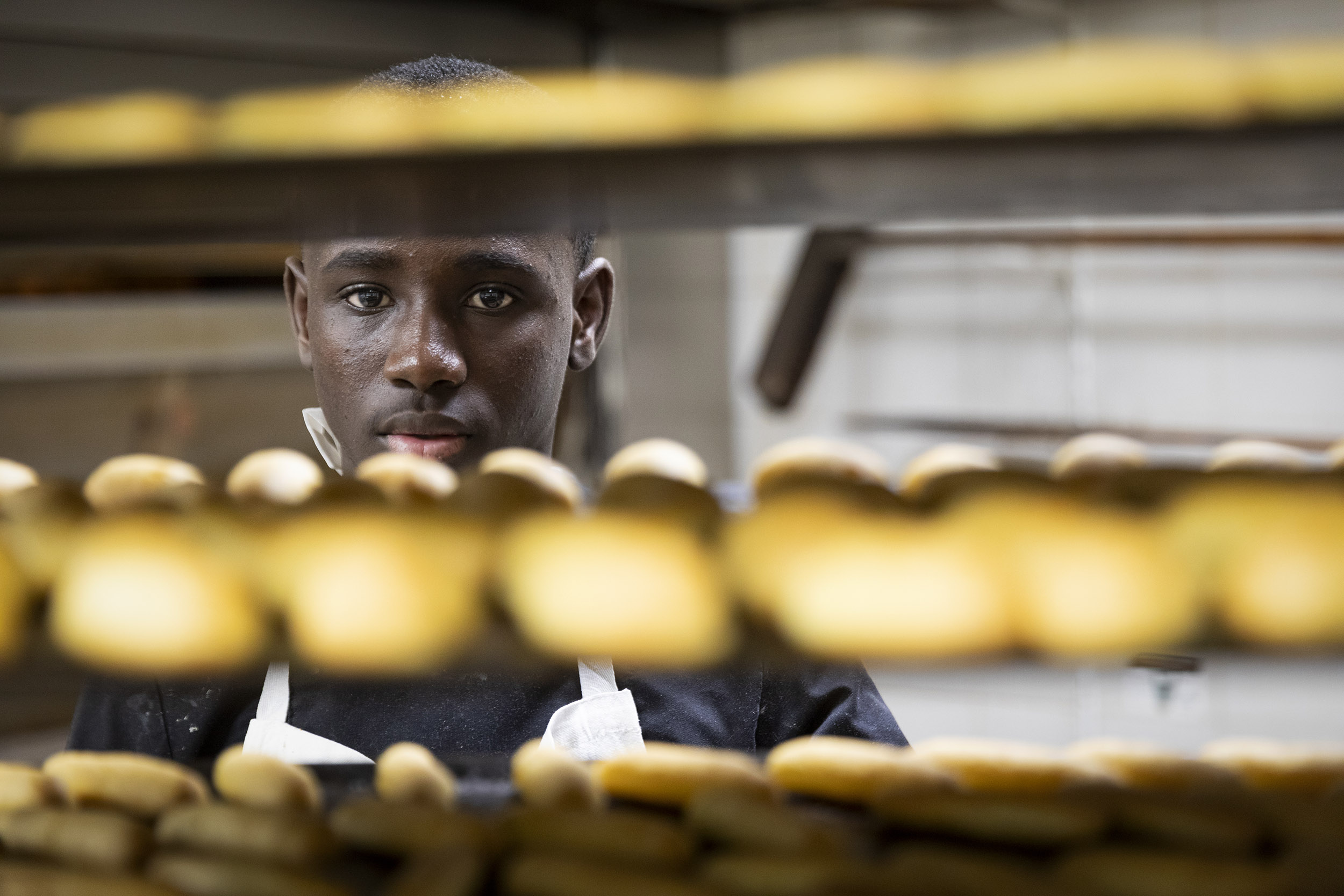 Photo de portrait métier d'un apprenti pâtissier au travail